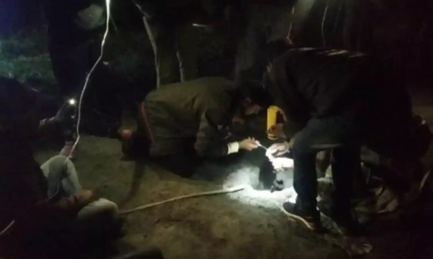 MP: राजगढ़ में बोरवेल के खुले गड्ढे में गिरी पांच वर्षीय बच्ची, राहत-बचाव कार्य जारी MP: राजगढ़ में बोरवेल के खुले गड्ढे में गिरी पांच वर्षीय बच्ची, राहत-बचाव कार्य जारी