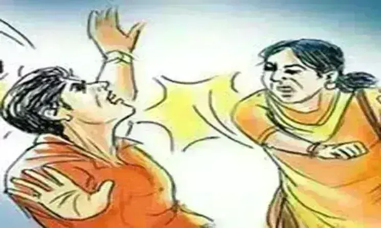 पत्नी ने पति को गर्लफ्रेंड के साथ रंगे हाथ पकड़ा, फिर पीट-पीट कर दी हत्या