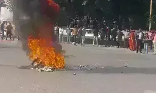 सुखदेव सिंह गोगामेड़ी की हत्या के विरोध में राजस्थान बंद, भीलवाड़ा में ट्रेन रोकी, कई जिलों में बंद करवाए बाजार सुखदेव सिंह गोगामेड़ी की हत्या के विरोध में राजस्थान बंद, भीलवाड़ा में ट्रेन रोकी, कई जिलों में बंद करवाए बाजार