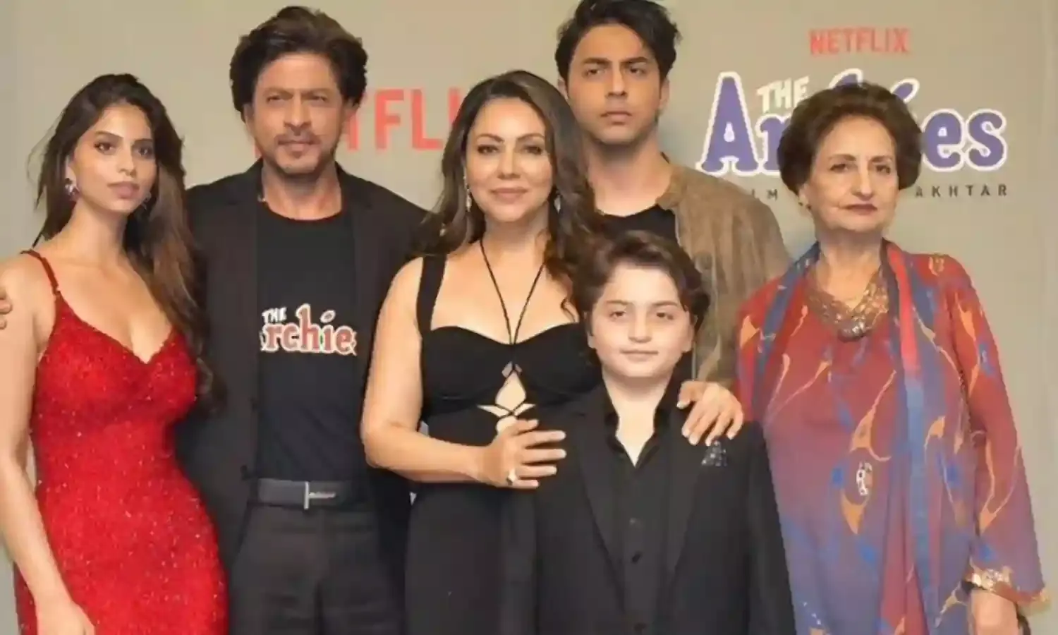 बेटी की पहली फिल्म द आर्चीज़ के प्रीमियर में शामिल हुआ शाहरुख खान का पूरा परिवार