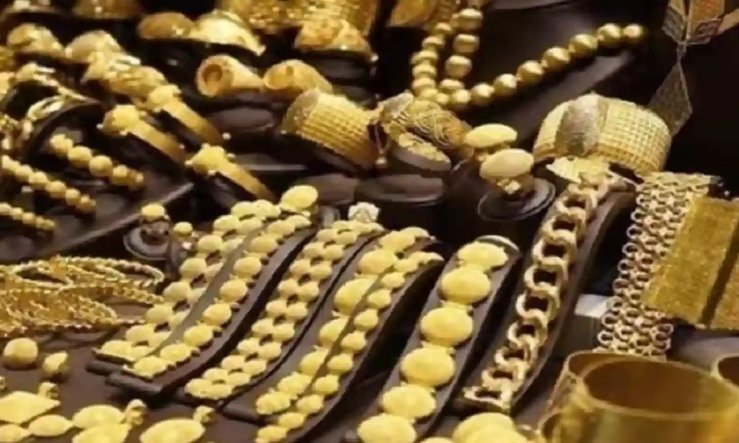 घरेलू सर्राफा बाजार में गिरावट जारी, सोना 63 हजार से नीचे लुढ़का