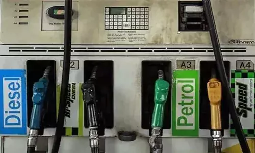 पेट्रोल-डीजल की कीमत में कोई बदलाव नहीं ,कच्चा तेल 78 डॉलर प्रति बैरल के करीब