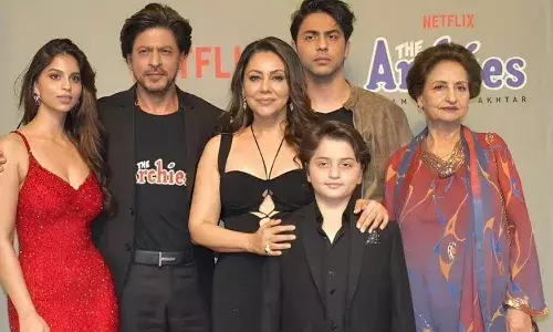 बेटी की पहली फिल्म द आर्चीज़ के प्रीमियर में शामिल हुआ शाहरुख खान का पूरा परिवार