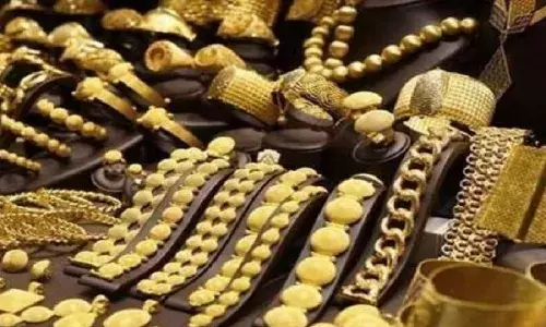 घरेलू सर्राफा बाजार में गिरावट जारी, सोना 63 हजार से नीचे लुढ़का