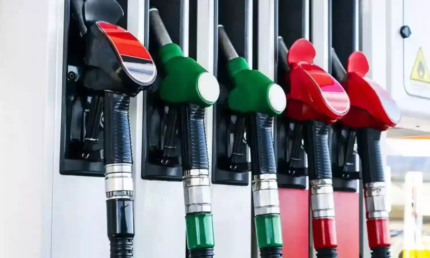 कच्चा तेल 75 डॉलर प्रति बैरल के करीब, पेट्रोल-डीजल की कीमत स्थिर कच्चा तेल 75 डॉलर प्रति बैरल के करीब, पेट्रोल-डीजल की कीमत स्थिर