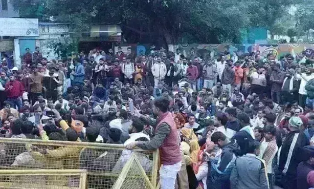 सुखदेव सिंह गोगामेड़ी की हत्या के विरोध में सड़कों पर उतरी करणी सेना, भोपाल समेत कई शहरों में किया विरोध-प्रदर्शन सुखदेव सिंह गोगामेड़ी की हत्या के विरोध में सड़कों पर उतरी करणी सेना, भोपाल समेत कई शहरों में किया विरोध-प्रदर्शन