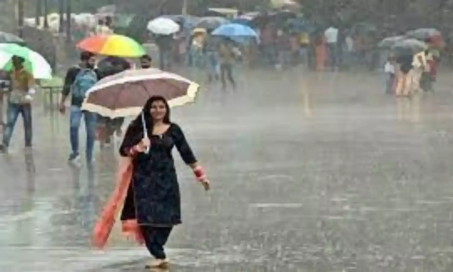 कोट के सीजन में पहनना पड़ रहा रैनकोट, चक्रवाती तूफान मिचौंग का असर, 9 मिमी गिरा पानी