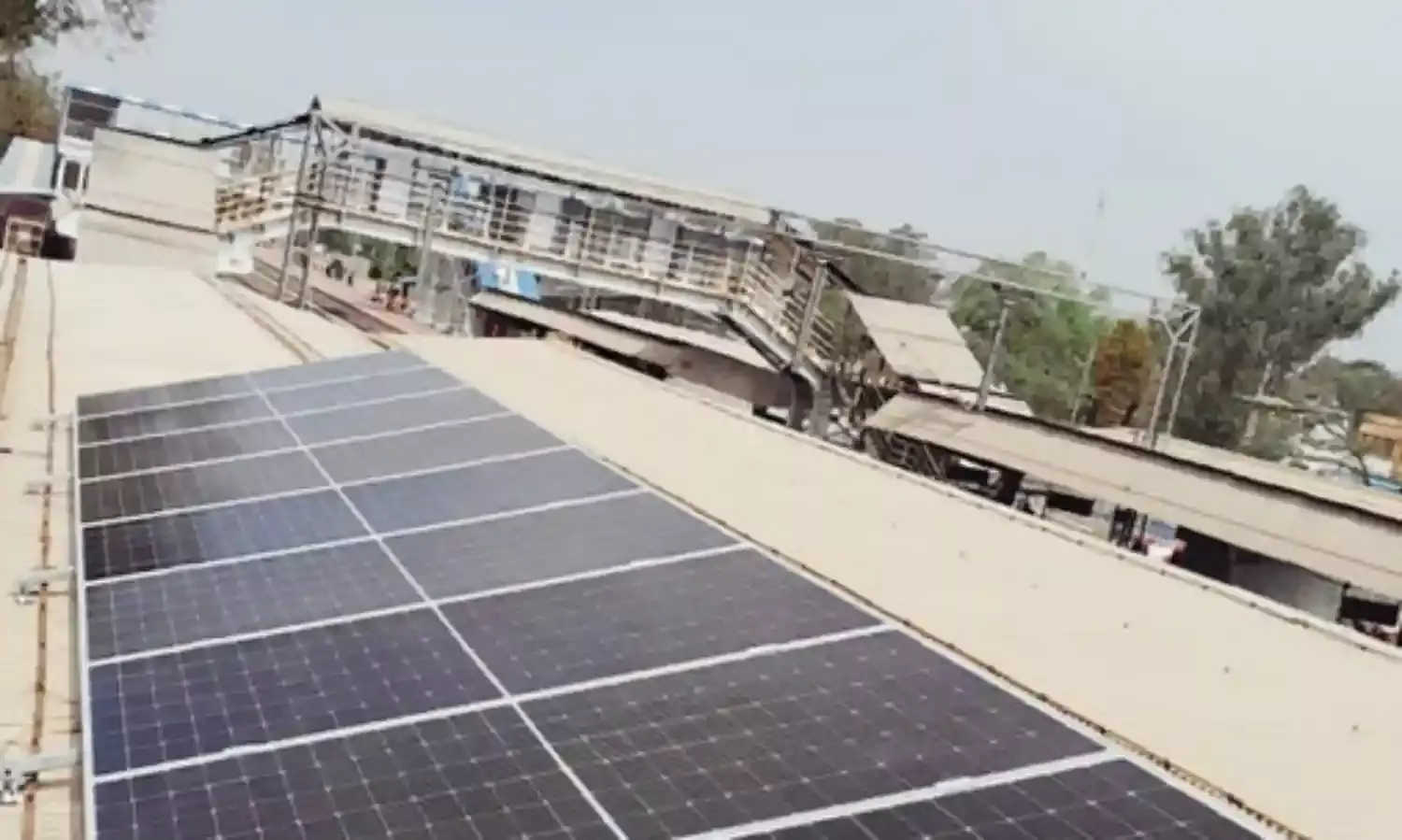 भोपाल: सौर ऊर्जा का उपयोग कर बिजली की बचत कर रहा रेलवे