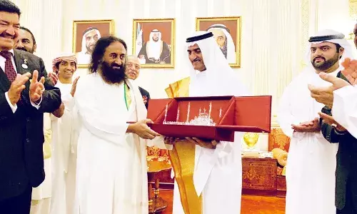 विश्व शांति के लिए दुबई के स्टेडियम में सार्वजनिक ध्यान कार्यक्रम का आयोजन करेंगे श्री श्री रविशंकर