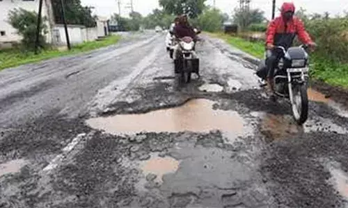 आतंकी गतिविधियों से ज्यादा जिंदगियां लील जाते हैं सड़कों के गड्ढे