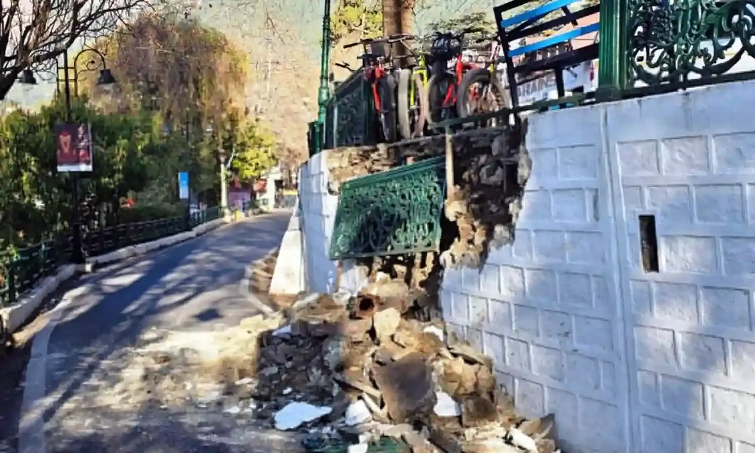 मॉल रोड पर हुआ भूस्खलन, भविष्य के लिये खतरे की घंटी!