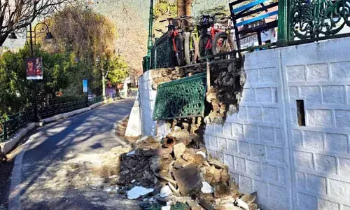 मॉल रोड पर हुआ भूस्खलन, भविष्य के लिये खतरे की घंटी!