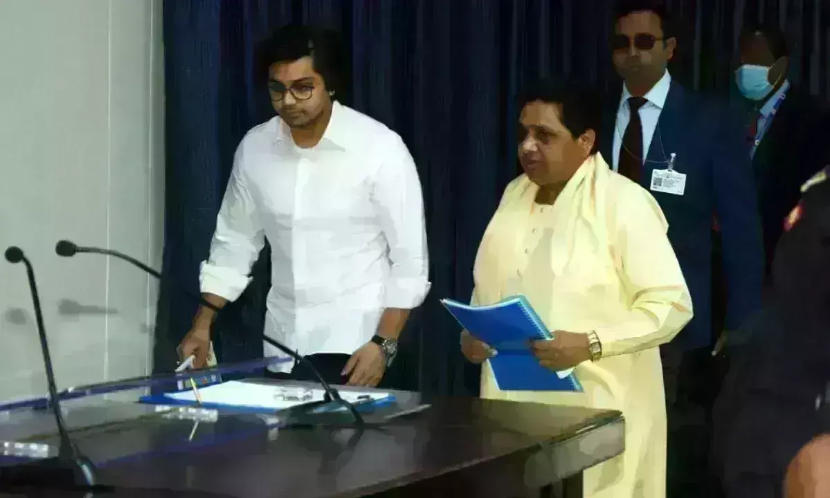 मायावती का बड़ा ऐलान, आकाश आनंद को चुना अपना उत्तराधिकारी मायावती का बड़ा ऐलान, आकाश आनंद को चुना अपना उत्तराधिकारी