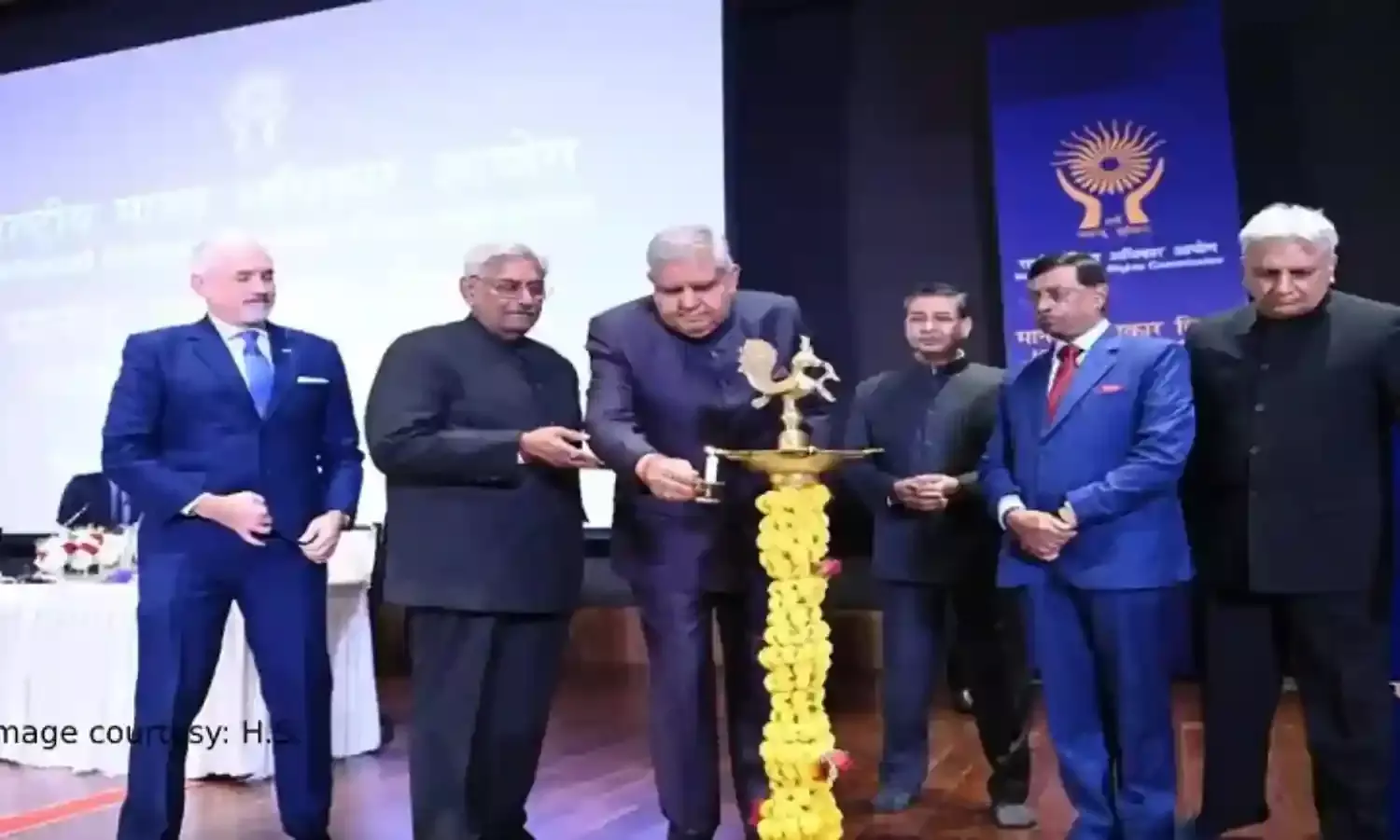 मानवाधिकारों की मजबूती मुफ्त बांटने के बजाय सशक्तिकरण में - उपराष्ट्रपति