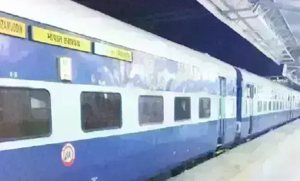 भोपाल एक्सप्रेस में बजा फायर अलार्म, यात्री घबराएं भोपाल एक्सप्रेस में बजा फायर अलार्म, यात्री घबराएं