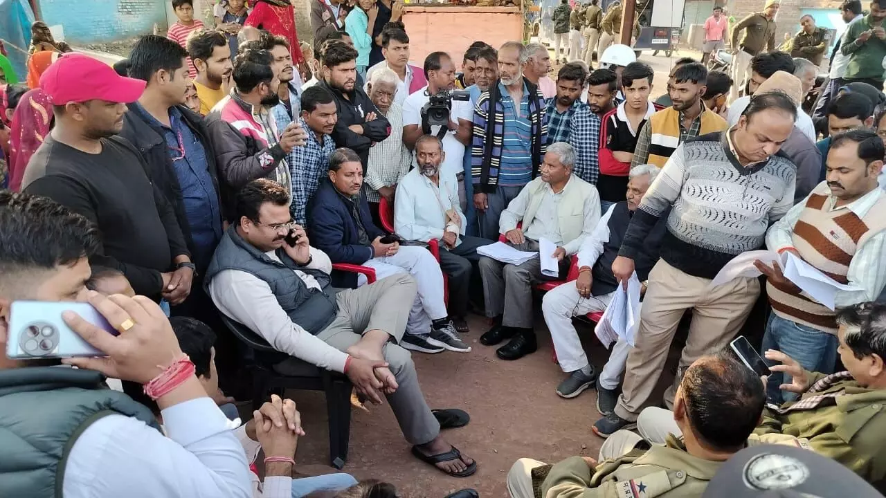 वापस लौटा नई बस्ती से कब्जा हटाने पहुंचा सरकारी अमला, धरने पर बैठ गए विधायक, अदालत ने दिया था आदेश