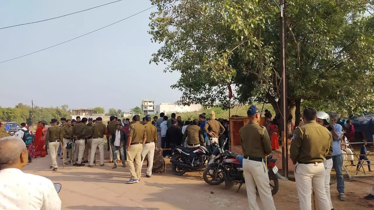 वापस लौटा नई बस्ती से कब्जा हटाने पहुंचा सरकारी अमला, धरने पर बैठ गए विधायक, अदालत ने दिया था आदेश