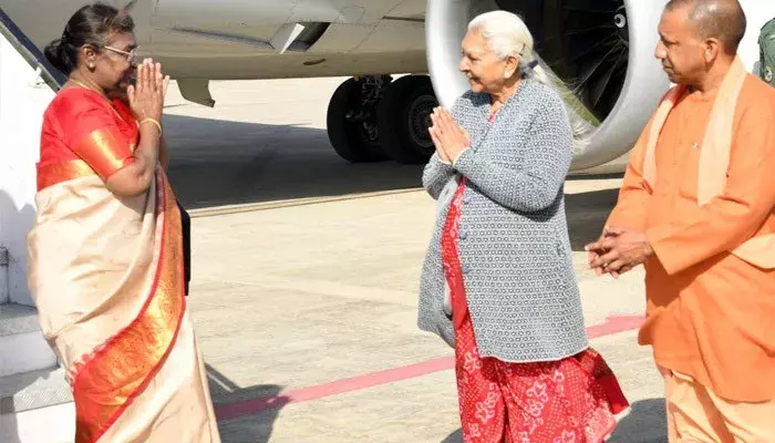 राष्ट्रपति द्रौपदी मुर्मू पहुंची वाराणसी, राज्यपाल आनंदीबेन पटेल ने की अगवानी