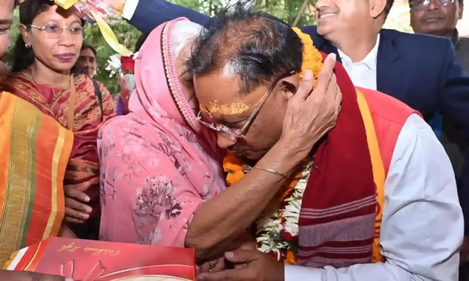 रायपुर : सत्ता की बागडोर संभालने से पहले मुख्यमंत्री साय ने लिया मां का आशीर्वाद