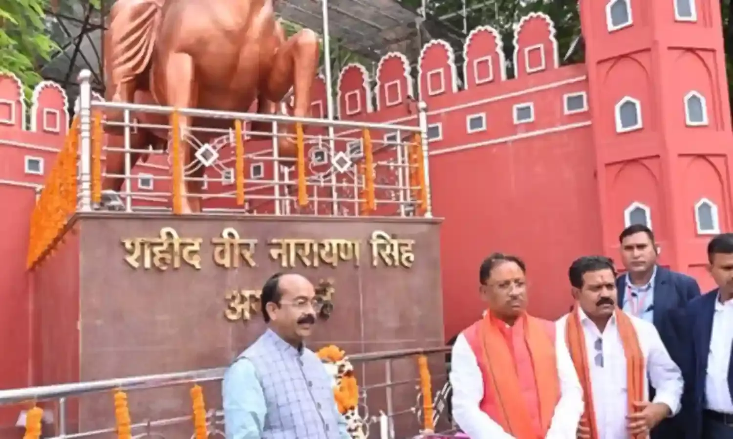 रायपुर : मुख्यमंत्री साय ने शपथ ग्रहण के पहले दो महान विभूतियों को किया नमन