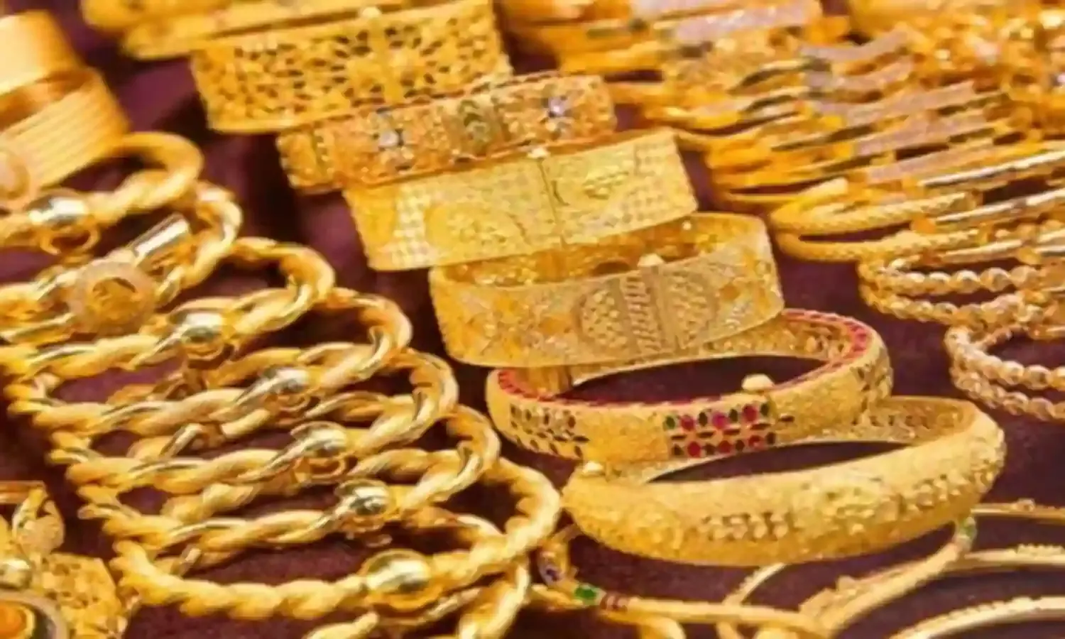 नहीं थमी सोने की कीमत में गिरावट, चांदी ने किया सपाट स्तर पर कारोबार