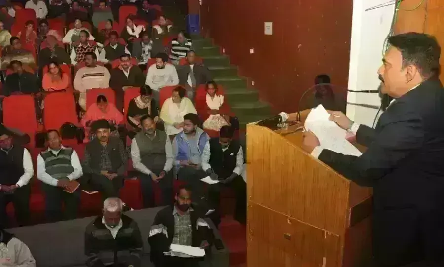 समाज से बड़ा नहीं हो सकता शख्स