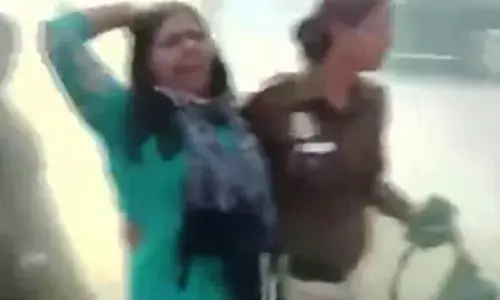 संसद भवन के बाहर टियर स्मॉग के साथ दो प्रदर्शनकारी हिरासत में