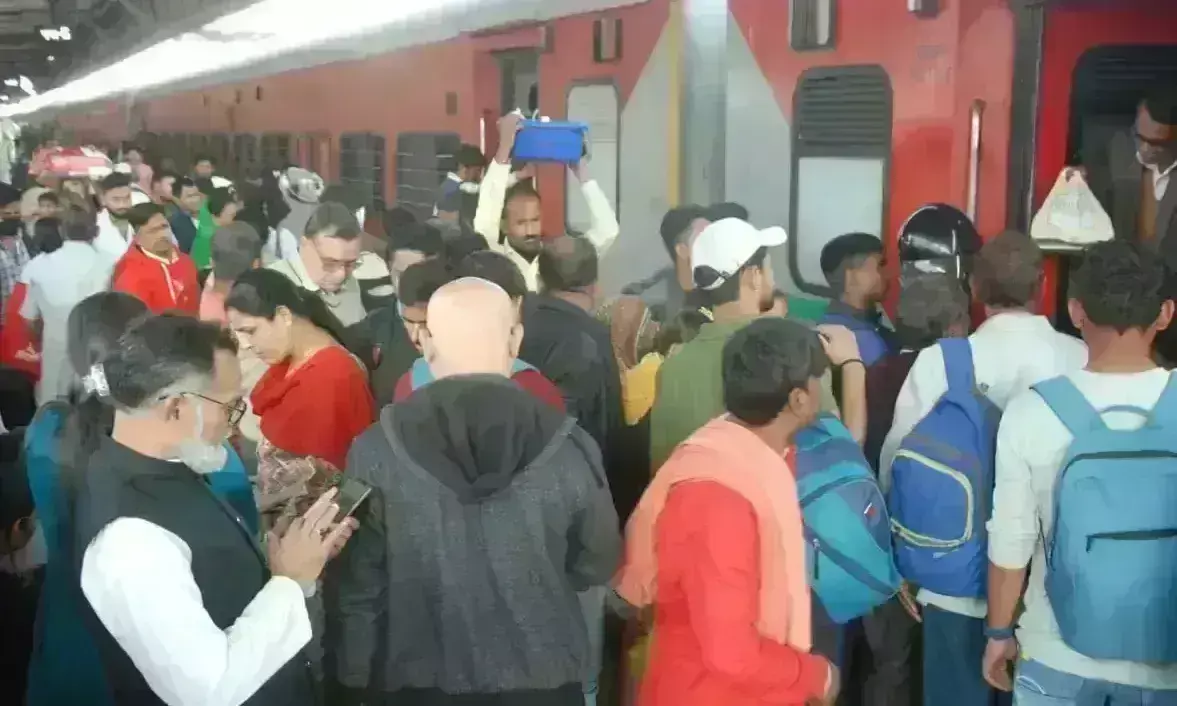 90 यात्रियों की क्षमता वाले कोच में 250-300 यात्री कर रहे यात्रा