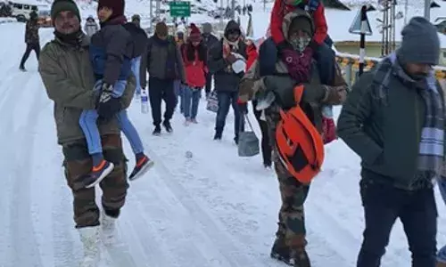 सिक्किम: बर्फबारी के कारण फंसे 800 से अधिक पर्यटक, भारतीय सेना ने बचाया