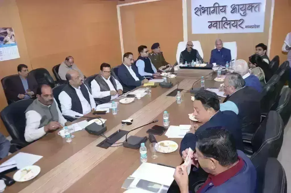 कर्मचारियों को बताया कैसे जनकल्याणकारी योजनाओं का लाभ देना है