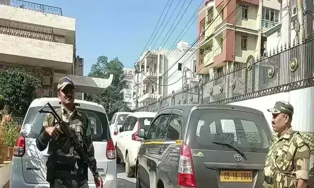 क्या कांग्रेस सांसद धीरज साहू के घर में छिपा है खजाना? आयकर टीम जियो सर्विलांस से जमीन का कर रही सर्वे क्या कांग्रेस सांसद धीरज साहू के घर में छिपा है खजाना? आयकर टीम जियो सर्विलांस से जमीन का कर रही सर्वे