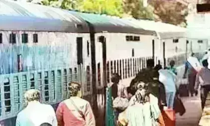 ट्रेनों के रद्द होने से अप-डाउन वाले यात्री परेशान