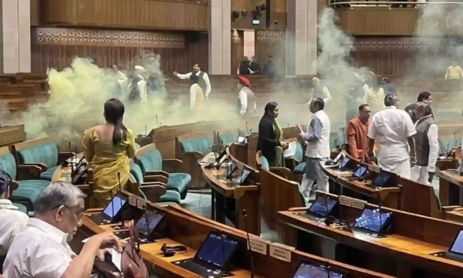 संसद में फैलाए गए पीले धुएं का काला सच क्या है