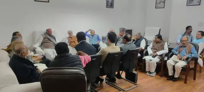 संसद में सुरक्षा में सेंध को लेकर विपक्ष का प्रदर्शन, गृह मंत्री दोनों सदन में बयान दें और सांसदों का निलंबन वापस हो