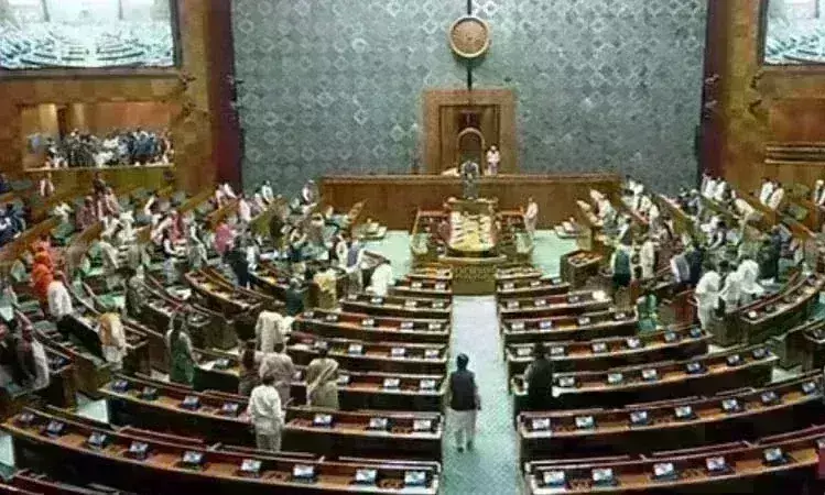 संसद में सुरक्षा में चूक को लेकर हंगामा, लोकसभा और राज्यसभा की कार्यवाही दो बजे तक स्थगित