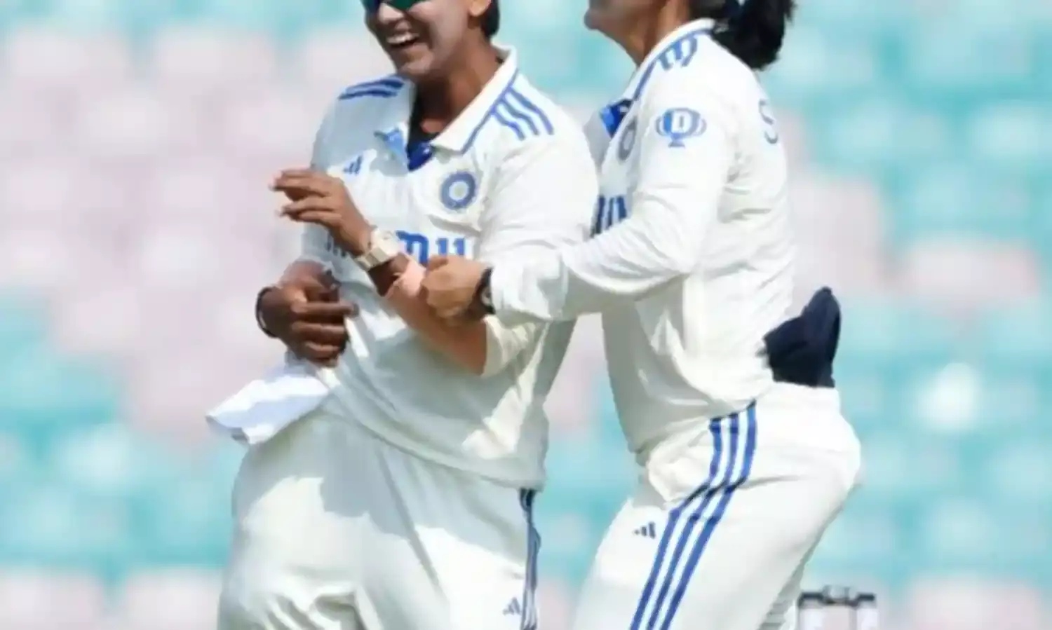 इंग्लैंड की पहली पारी 136 रन पर सिमटी, दीप्ती शर्मा ने 5 विकेट झटके, भारत को 292 रन की बढ़त