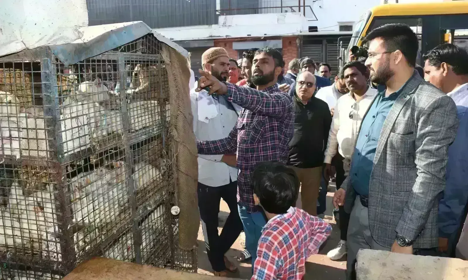 खुले में बेच रहे मांस के दुकानदारों को अल्टीमेटम, कहा व्यवस्थाओ में बदलाव करे