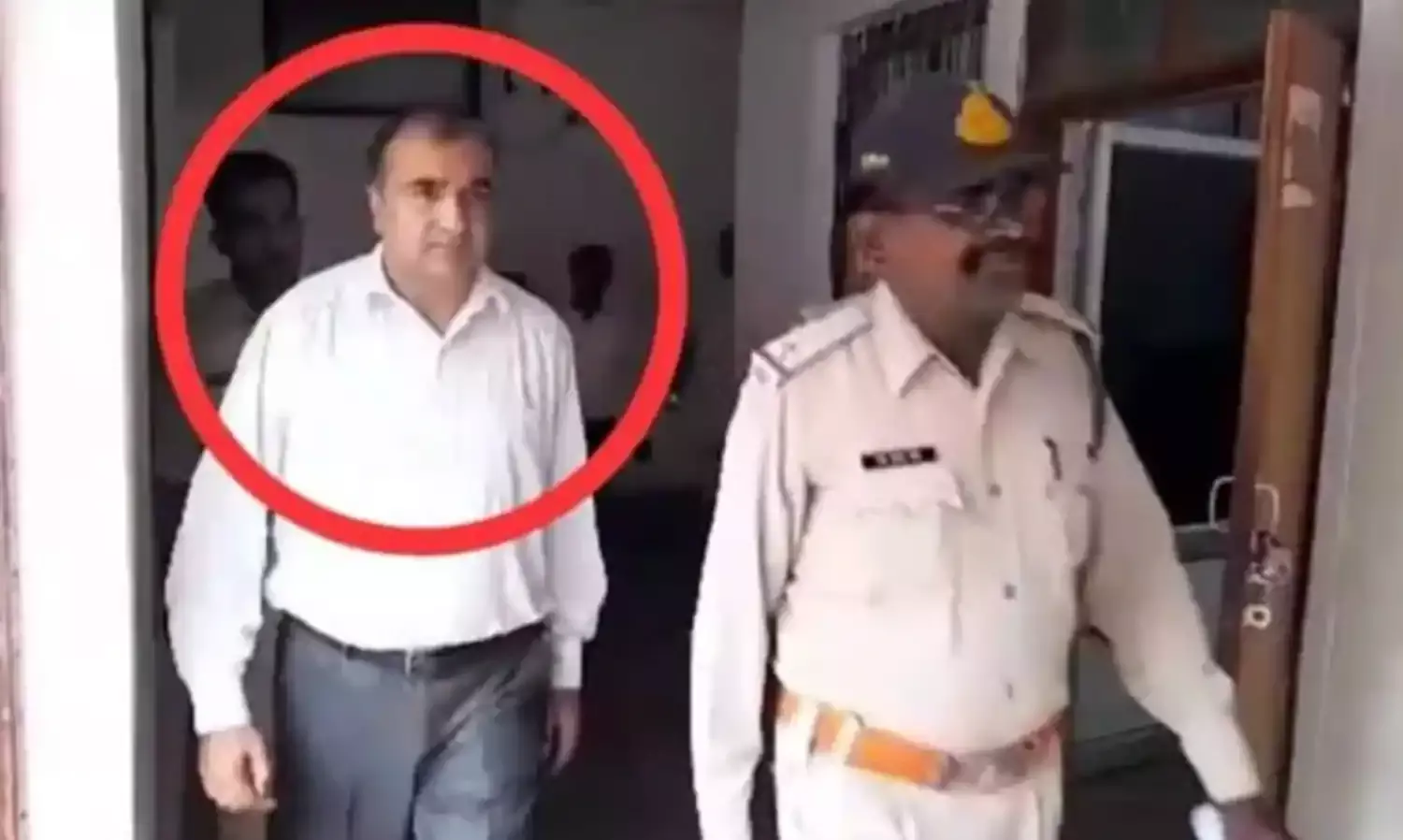 सतना नगर निगम के पूर्व आयुक्त सुरेन्द्र कथूरिया सेवा से बर्खास्त, 50 लाख रुपए की रिश्वत के आरोप में लोकायुक्त ने किया था ट्रैप