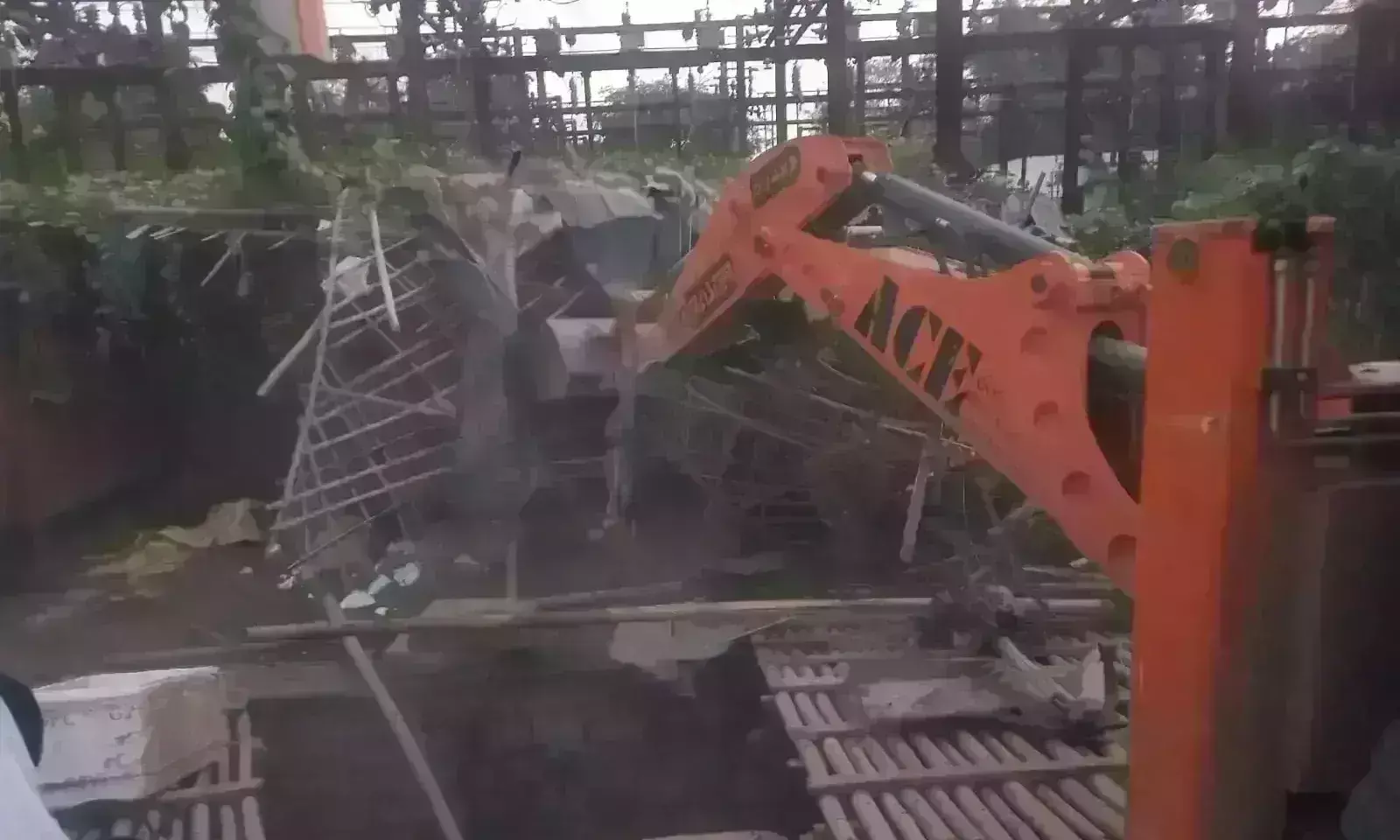 एक्शन मोड में निगम, खुले में मांस-मछली बेचने वालों पर चला बुलडोजर