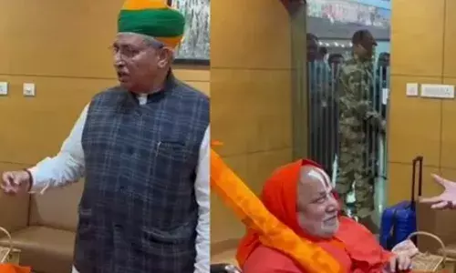 केंद्रीय कानून मंत्री मेघवाल सुना रहे थे भजन, खुशी से जगद्गुरु ने उन्हें गले लगाया, सोशल मीडिया पर वीडियो वायरल