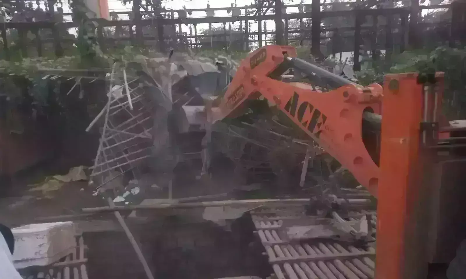 एक्शन मोड में निगम, खुले में मांस-मछली बेचने वालों पर चला बुलडोजर