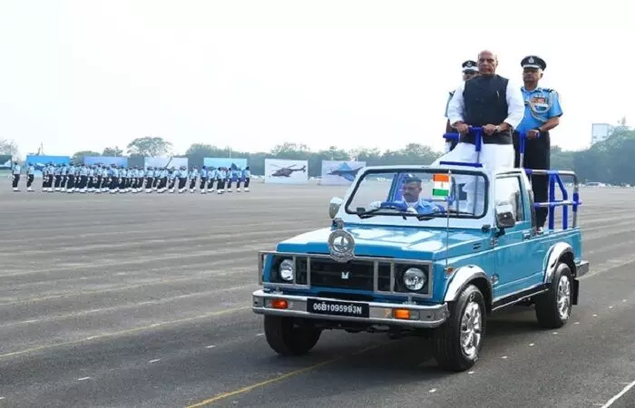 वायु सेना के नए अधिकारी नए विचारों, नवीन सोच और आदर्शवाद के साथ संतुलन बनाएं : राजनाथ