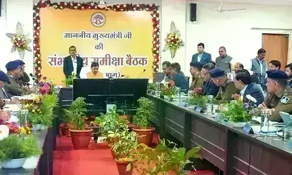 मुख्यमंत्री यादव ने की समीक्षा बैठक, कहा - कानून-व्यवस्था की स्थिति बनाये रखने में नहीं किया जाएगा कोई समझौताः