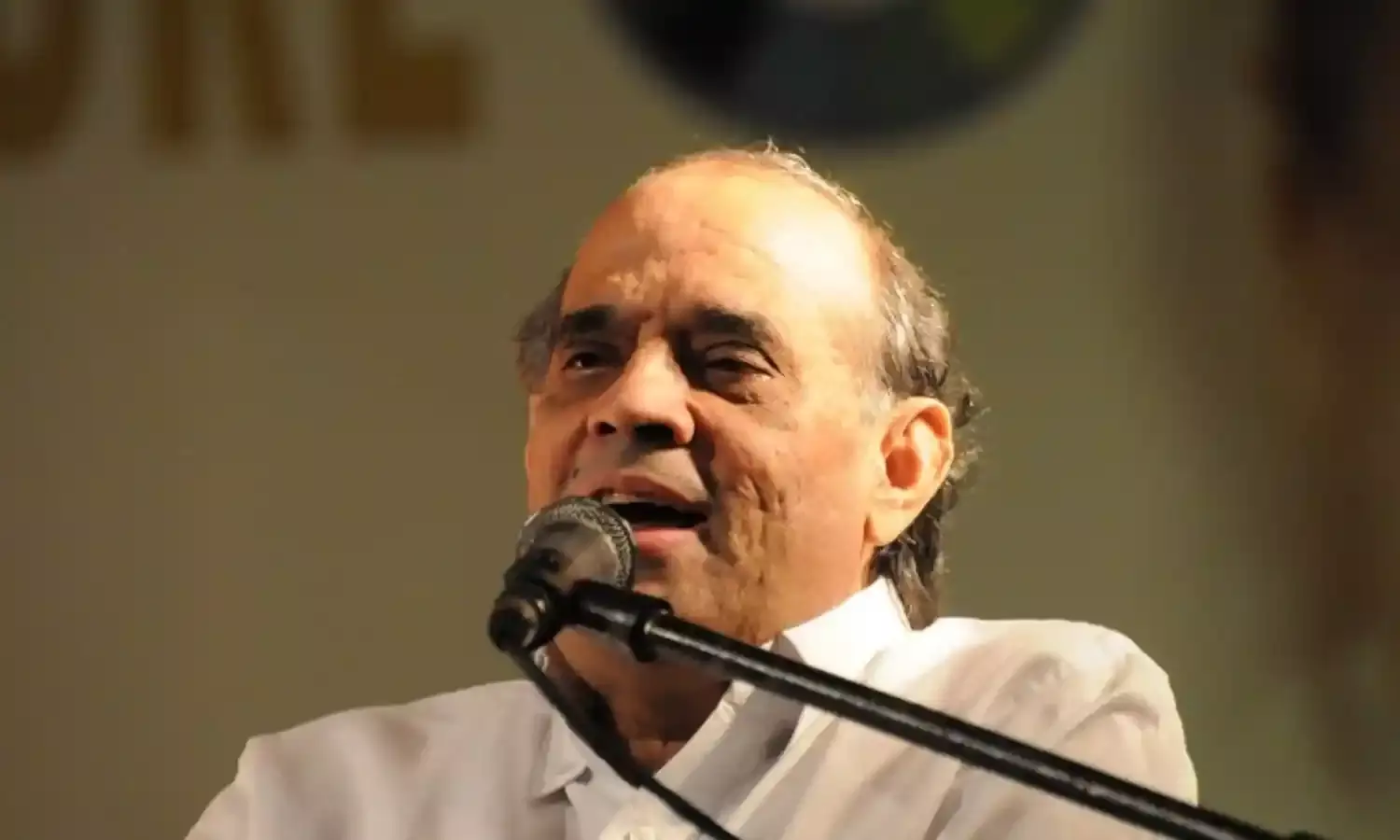 ददरी मेला के कवि सम्मेलन में डा. हरिओम पवार की कविताओं पर गूंजी तालियां