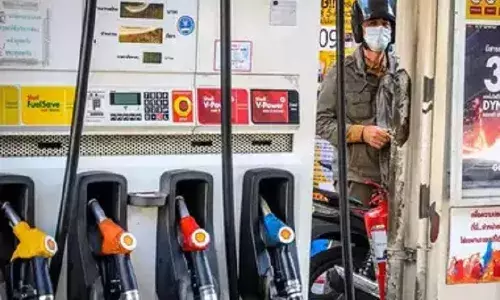 कच्चा तेल 77 डॉलर प्रति बैरल के करीब, पेट्रोल-डीजल की कीमत स्थिर