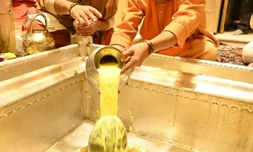 मुख्यमंत्री योगी आदित्यनाथ ने कालभैरव और श्री काशी विश्वनाथ के दरबार में लगाई हाजिरी