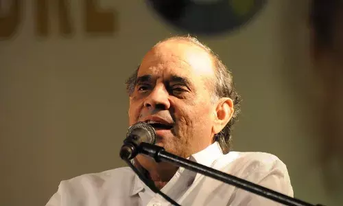 ददरी मेला के कवि सम्मेलन में डा. हरिओम पवार की कविताओं पर गूंजी तालियां ददरी मेला के कवि सम्मेलन में डा. हरिओम पवार की कविताओं पर गूंजी तालियां