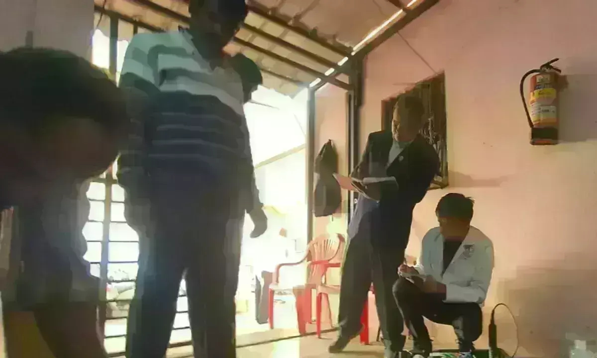 महाकाल मंदिर पहुंची जियोलॉजिकल सर्वे ऑफ इंडिया की टीम, भस्म और जल के लिए नमूने महाकाल मंदिर पहुंची जियोलॉजिकल सर्वे ऑफ इंडिया की टीम, भस्म और जल के लिए नमूने