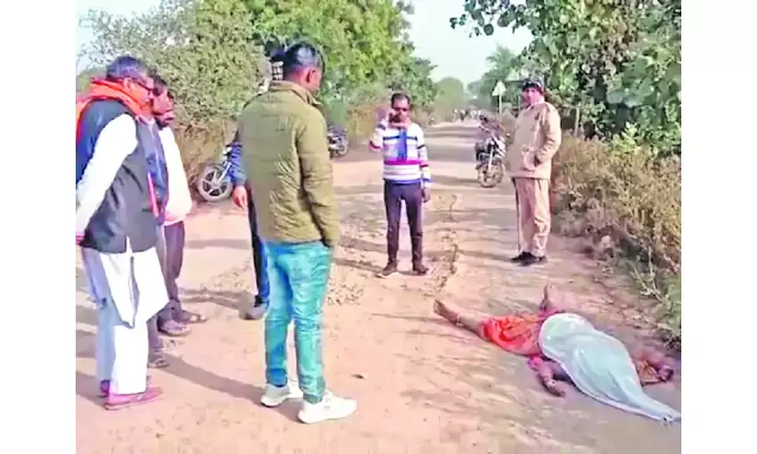 सड़क किनारे मिली महिला की लाश