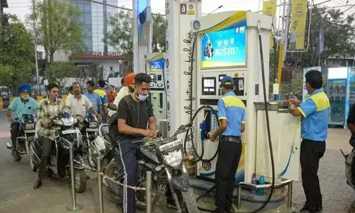 पेट्रोल-डीजल की कीमत स्थिर, कच्चा तेल 78 डॉलर प्रति बैरल पार